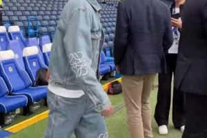 切尔西2-0富勒姆赛后，加纳乔在工作人员带领下参观斯坦福桥球场