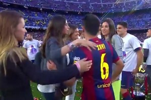 这么受欢迎的吗？名场面：队友妻子们排队与哈维亲吻！