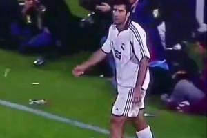 前无古人！名场面：老佛爷叼着烟笑看全场巴萨球迷辱骂菲戈！