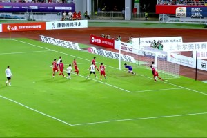 盐城队补射破门，裁判判罚越位，无锡队躲过一劫
