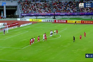 盐城队任意球稍稍高出横梁，错失扳平比分机会，太可惜了