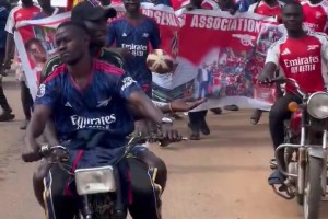 大战来袭！乌干达的枪迷上街为阿森纳加油