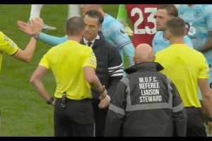 对判罚非常不满！伯恩利主教练赛后找裁判理论！