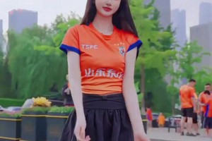 京鲁大战赛前，泰山美女球迷发视频为球队助威