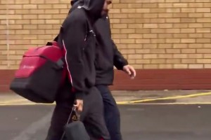 球迷拍到库尼亚离开老特拉福德，看着没什么大碍