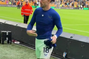 各赛事三连胜！格拉利什助攻双响&2场4助攻，赛后将球衣送给球迷