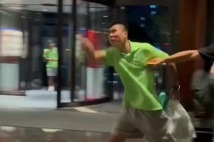 你有啥好逼逼的？网传国安众将与球迷激烈冲突，张玉宁被队友拉住