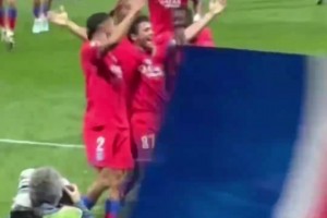 哥们你进倒勾咋这么容易！球迷实拍：若昂-内维斯倒勾梅开二度