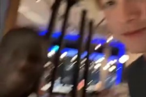 人格魅力满分！名场面：坎特与服务员合影并为他签名！