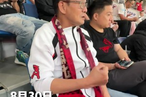 “金牌球市”成明星打卡地，香港演员李国麟点赞蓉城公益看台