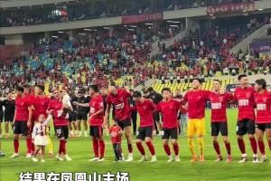 蓉城4比1大胜海港暂时登顶中超榜首，球员赛后与主场球迷激情互动