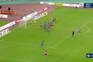 奶奶球！苏超镇江队球员面对大半个空门把球顶飞！