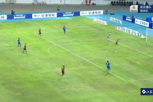 扬州队进球，但裁判吹罚冲撞门将在先