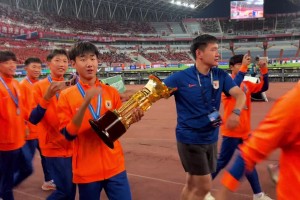 这就是传承！山东泰山u15梯队在中超赛场绕场一周庆祝夺冠