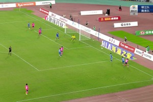 险些读秒绝平！镇江队边路传中击中横梁
