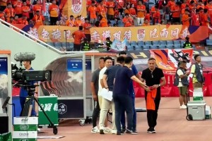 京鲁大战，泰山队功勋外援巴力斯塔现身济南奥体为泰山队助威