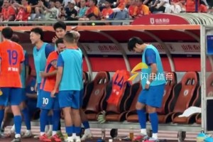 山东泰山6-0大胜北京国安，瓦科下场后在替补席享受英雄般待遇