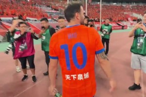 瓦科上演大四喜后与球迷互动还有些害羞，本赛季他能拿金靴吗