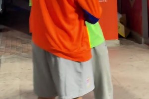 英雄惜英雄！赛后王大雷安慰李磊，比赛是残酷的，输赢都要释怀