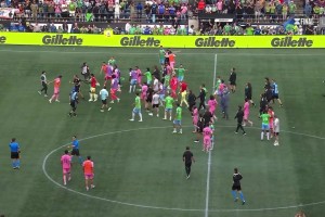 梅西在中圈双手叉腰观望迈阿密队友打群架，估计梅西都是懵逼的！