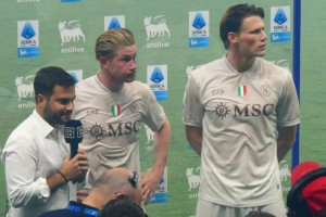 真曼市双雄！那不勒斯球迷多爱德布劳内啊，整场下来喊了好多次