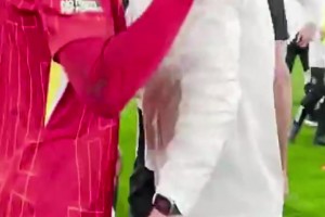 要做队友啦！范迪克看伊萨克的眼神仿佛打量瑞典大中锋的实力~