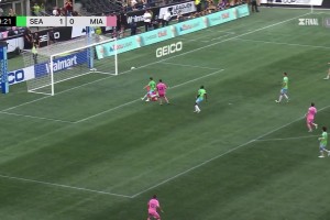 逆天单刀射飞！苏亚雷斯复刻梅西脚后跟传球，可惜阿连德一脚踢疵