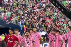 很是郁闷！梅西在一旁看着对手捧杯