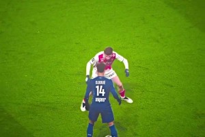 反向牛尾巴！慢镜头看杜埃这次极限博弈摆脱！