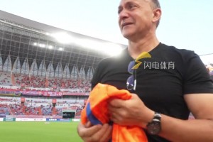 泪目！巴力斯塔“回家”，在球迷的呼喊中激动落泪