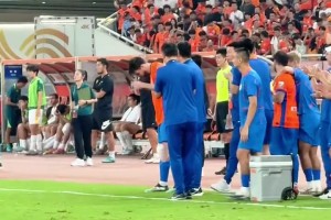 赛后韩鹏主动上前迎接球员，泰山队的凝聚力真是越来越好了