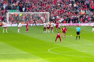 这简直太帅了！从球迷看台视角看索傅斯洛伊的任意球世界波！