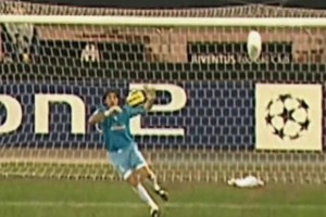 单手扑出卡洛斯重炮轰门的门将，可能也就小将布冯了吧！