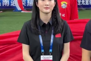 苏超“南哥”又摇人了！奥运冠军陈若琳赛前领唱《歌唱祖国》