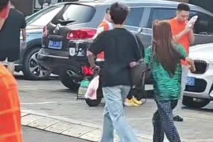 水火不容啊！眼看泰山球迷情绪起来了，国安小伙带着女伴迅速离场