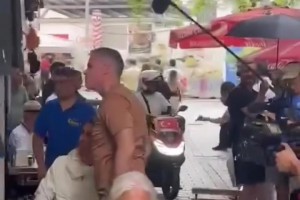 卡拉格内维尔基恩三活宝在土耳其街头吃肉夹馍，还自己动手削肉！