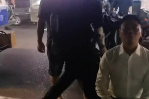 难怪能赞助苏超！刘强东在路边摊吃大排档和路人打招呼，真接地气