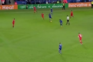 草根英雄再就业！回顾瓦尔迪16年惊天世界波率队战神利物浦！