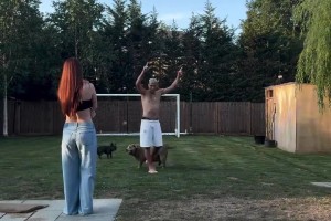 人生赢家啊！回到家的理查利森就是老婆孩子狗和足球！