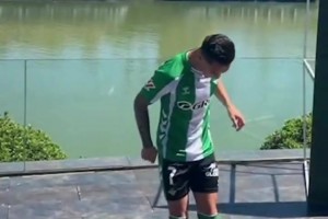 西甲大结局？安东尼在皇家贝蒂斯欢迎会上为大家展示球技！