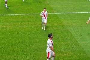 太丝滑了！京多安晃开防守后这一记吊射，颇具大师风范！