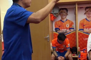 中场休息时韩鹏喊话：不要松懈，我们踢过很多糟糕的下半场