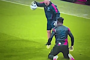 奥纳纳这赛前热身前无古人后无来者，能不能连教练一起开了！