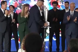 为兄弟而战！葡萄牙众将纪念若塔，C罗献上欧国联冠军奖杯！