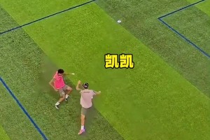 刘凯源在黄潜训练赛上力抗国外小年轻，体对抗能力现在真强了很多