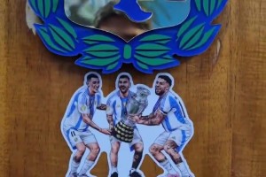 梅西在更衣室的储物柜上贴了一张他与迪马利亚、奥塔门迪的合照