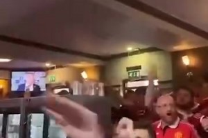 别说还挺洗脑！名场面：曼联球迷此前高唱滕哈赫之歌！