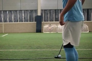 多库太逗了！当英超球星们开始推杆，谁最有高尔夫天赋呢？