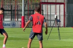 今夕是何年？穆勒昨日在塞本纳的训练！还是熟悉的训练服！