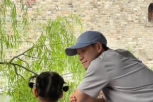 球场铁腰变女儿奴！李源一休假带娃畅游明水古城